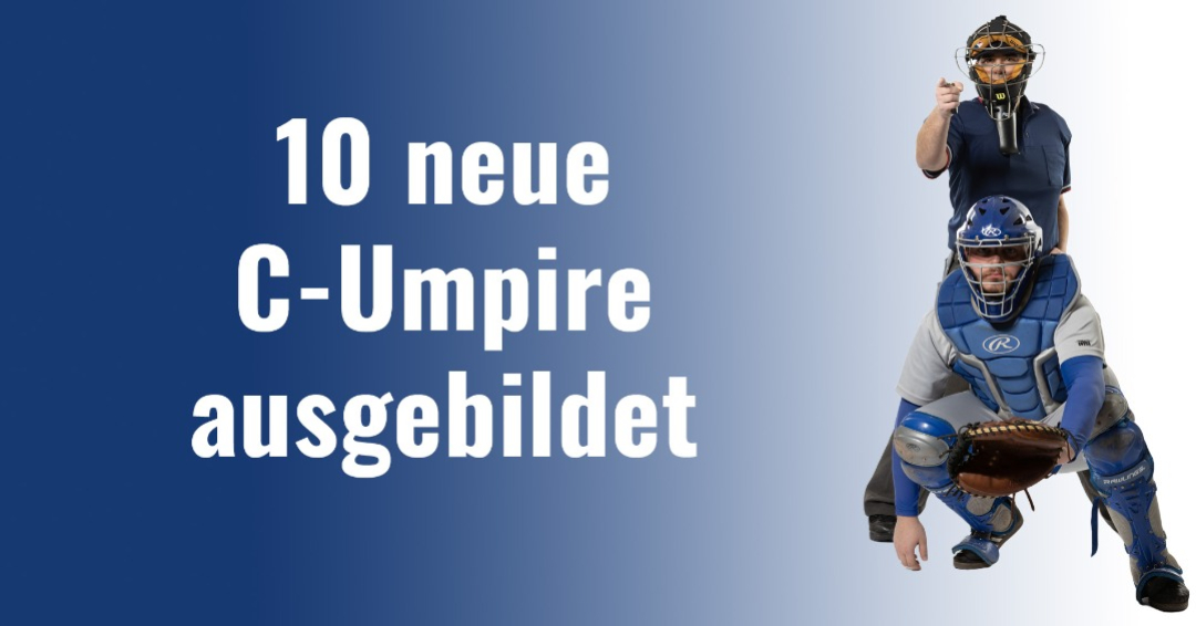 Zehn neue C-Umpires wurden ausgebildet, die neben dem Schriftzug in Baseball-Ausrüstung dargestellt werden. Ein Schiedsrichter steht, während ein Catcher in voller Ausrüstung hockt.
